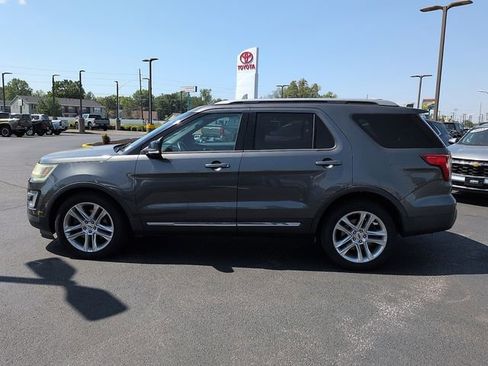 Used 2017 Ford Explorer XLT w/ Equipment Group 202A FWD image 4