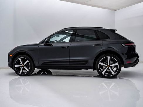 Certified 2025 Porsche Macan image 2