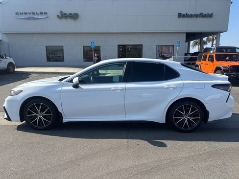 Used 2021 Toyota Camry SE image 2