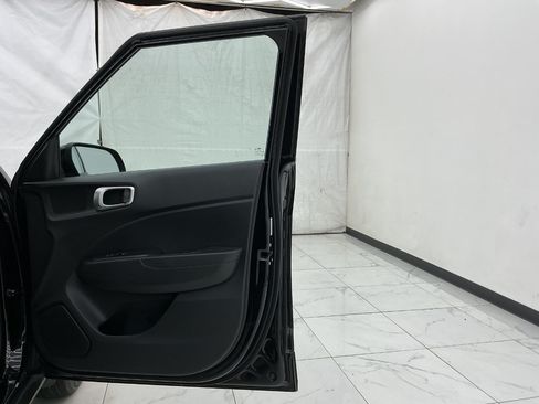 Used 2021 Hyundai Venue SE FWD image 19