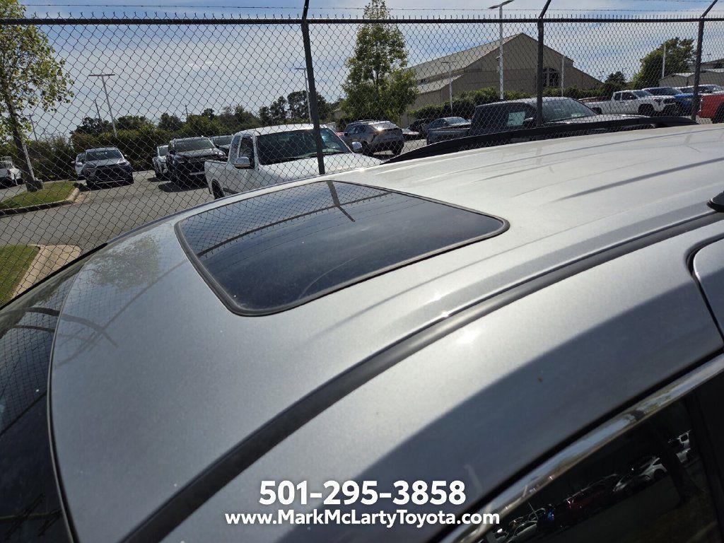 Used 2025 Toyota Sienna XLE FWD image 9
