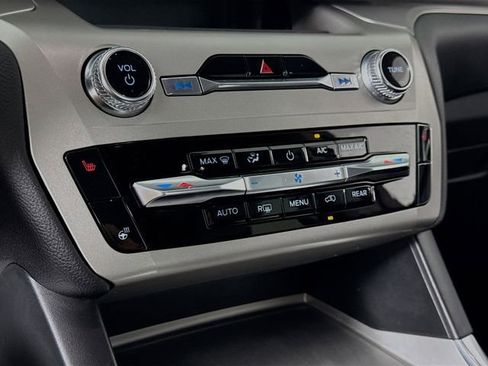 Used 2022 Ford Explorer XLT w/ Equipment Group 202A image 16