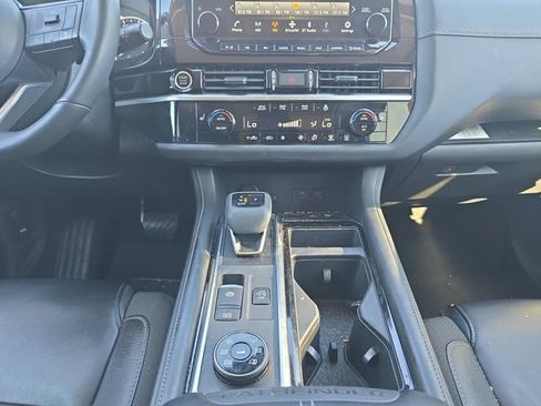Used 2024 Nissan Pathfinder SL AWD/4WD image 3