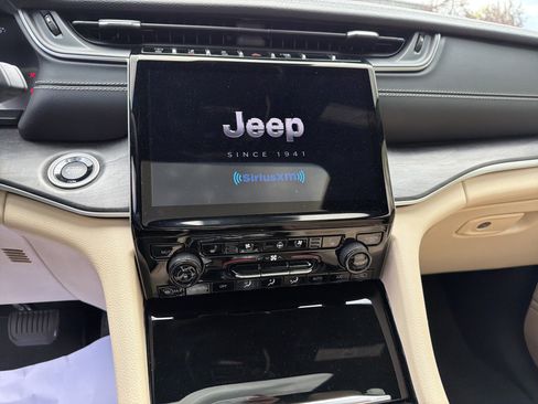 Certified 2023 Jeep Grand Cherokee Limited w/ Luxury Tech Group II AWD/4WD image 18