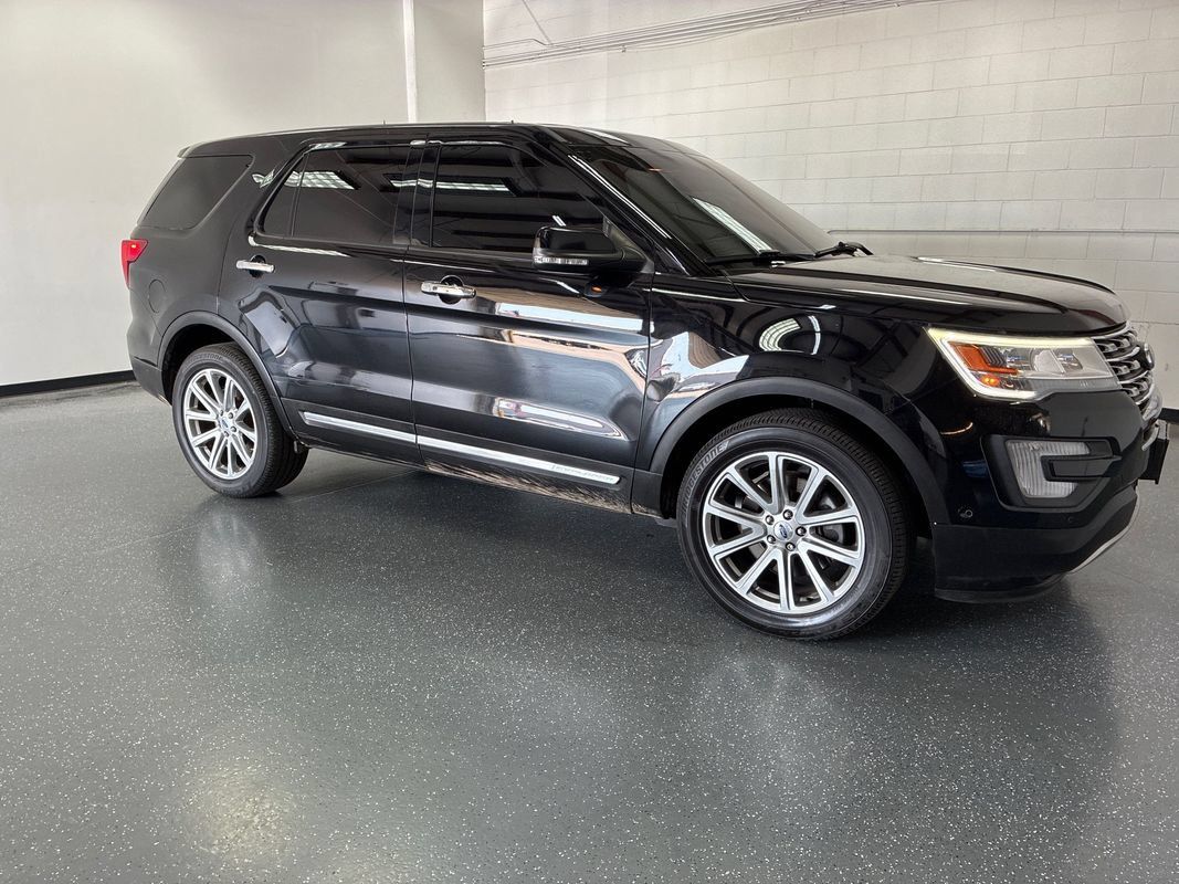 Used 2017 Ford Explorer Limited w/ Equipment Group 301A AWD/4WD image 2