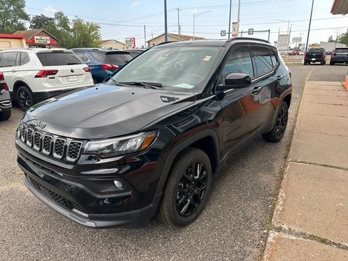 Used 2026 Jeep Compass Latitude AWD/4WD image 3