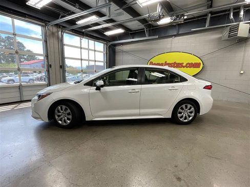 Used 2022 Toyota Corolla LE FWD image 2