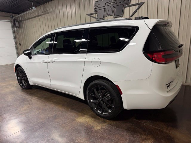 Used 2025 Chrysler Pacifica Limited AWD/4WD image 5