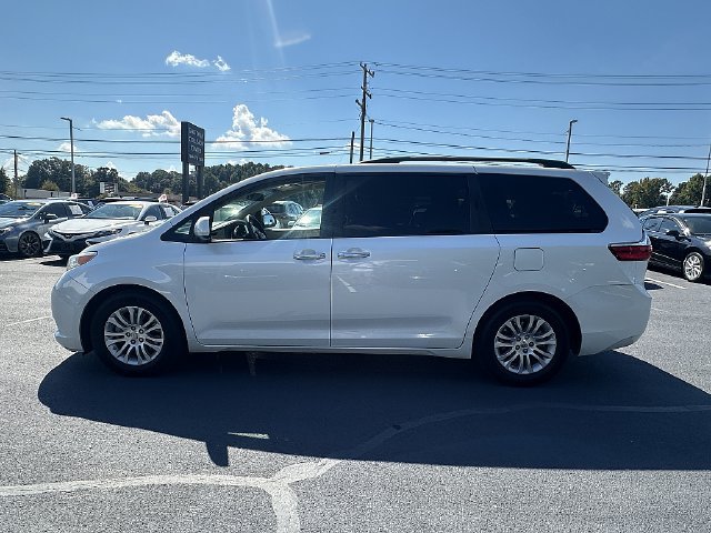 Used 2015 Toyota Sienna XLE Premium FWD image 4