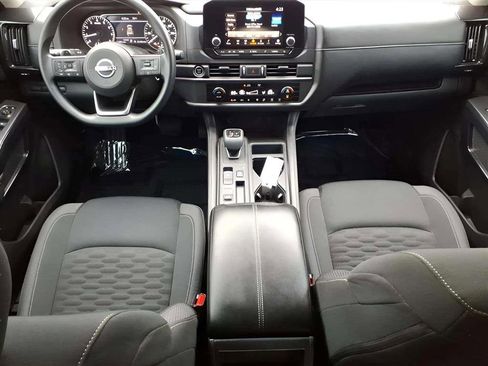 Used 2024 Nissan Pathfinder S image 10