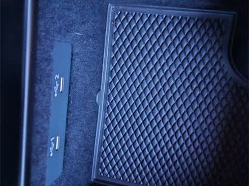 Used 2023 Bentley Bentayga Plug-In Hybrid image 34