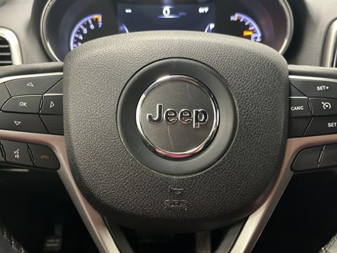 Used 2018 Jeep Grand Cherokee Laredo AWD/4WD image 15
