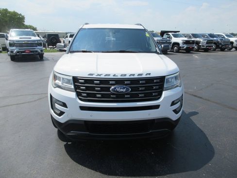 Used 2017 Ford Explorer XLT w/ Equipment Group 202A AWD/4WD image 11