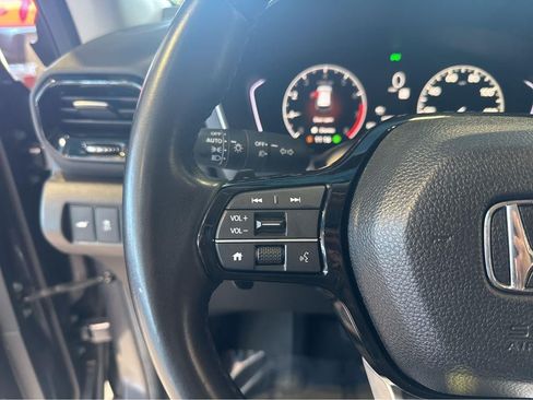 Used 2025 Honda Pilot Touring image 19