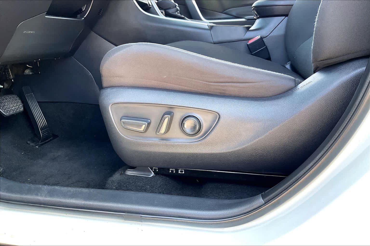 Used 2025 Toyota RAV4 XLE FWD image 31