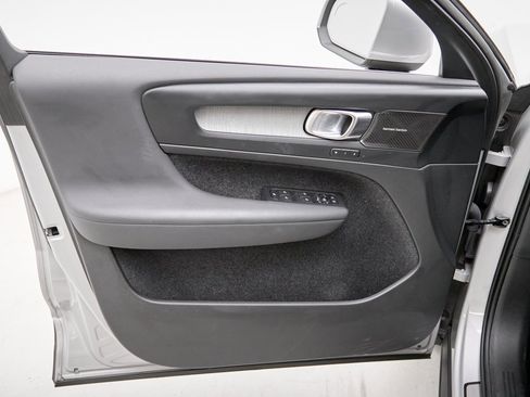 Used 2023 Volvo XC40 B5 Ultimate w/ Protection Package Premier image 10