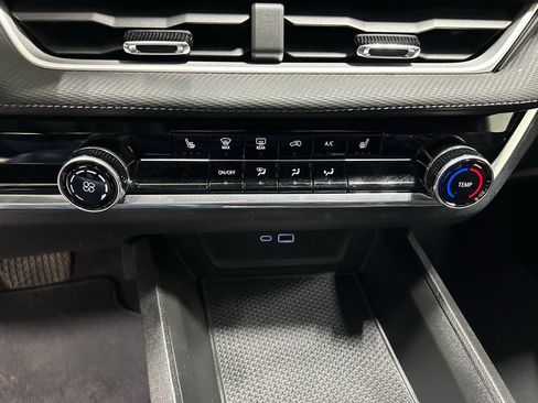 Used 2025 Chevrolet Equinox LT AWD/4WD image 20