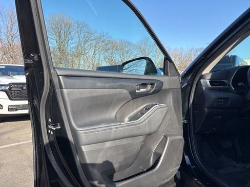 Used 2023 Toyota Highlander XLE image 33