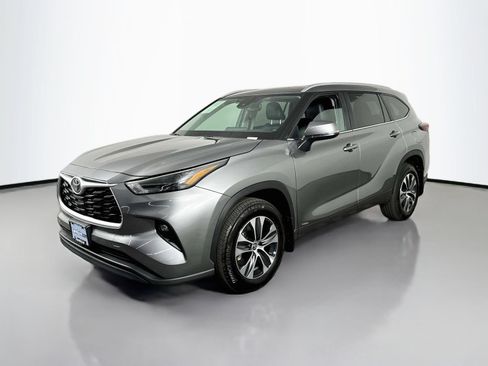 Certified 2026 Toyota Highlander XLE AWD/4WD image 3