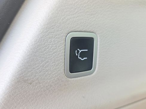 Used 2023 Chrysler Pacifica Limited w/ Uconnect Theater Family Group image 20