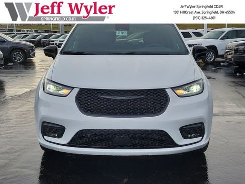 New 2026 Chrysler Pacifica Select w/ S Appearance Package FWD image 2
