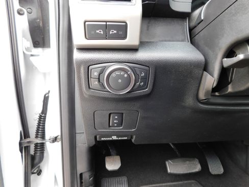 Used 2019 Ford F250 Lariat w/ Chrome Package image 17