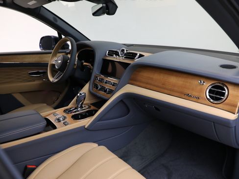 Certified 2025 Bentley Bentayga Extended Wheelbase AWD/4WD image 30