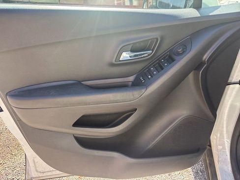 Used 2022 Chevrolet Trax LT w/ LT Convenience Package image 17