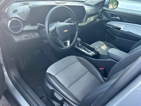 Used 2025 Chevrolet Trax LT FWD image 6