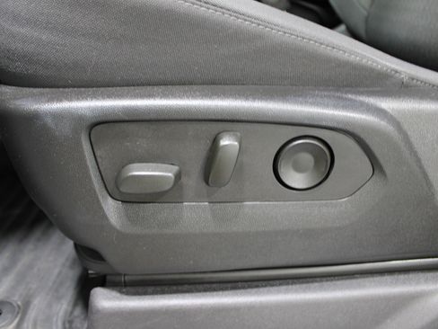 Used 2024 Chevrolet Silverado 2500 Custom w/ Custom Value Package image 4