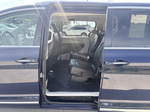 Used 2019 Chrysler Pacifica Touring-L FWD image 12