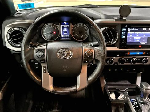 Used 2016 Toyota Tacoma Limited w/ Towing Package image 6