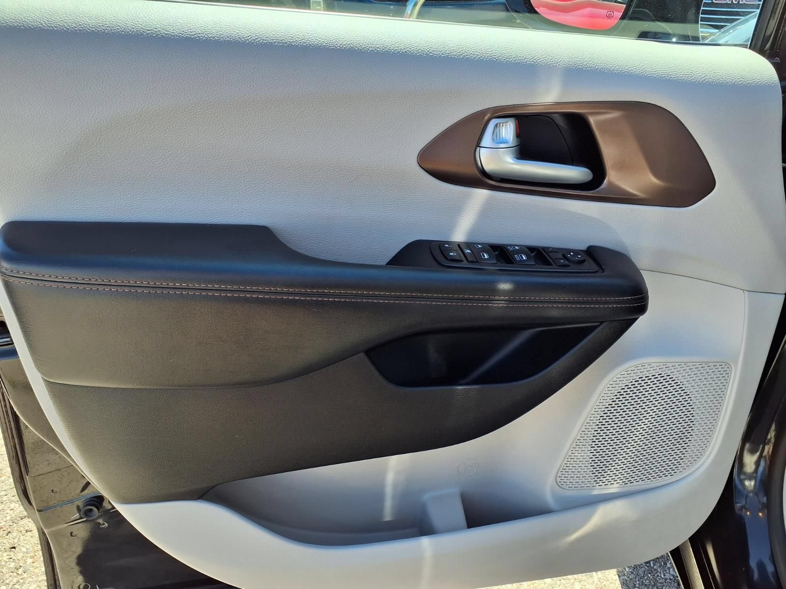 Used 2018 Chrysler Pacifica Touring-L w/ Advanced Safetytec Group FWD image 12