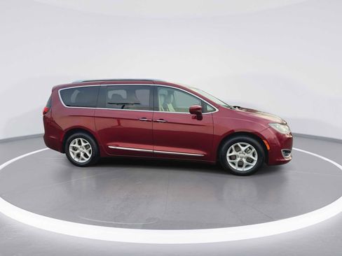 Used 2017 Chrysler Pacifica Touring-L Plus w/ Advanced Safetytec Group image 9