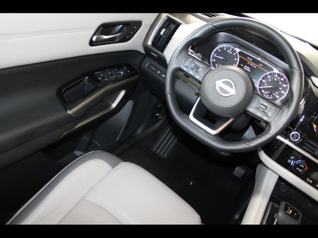 Used 2022 Nissan Pathfinder Platinum AWD/4WD image 17