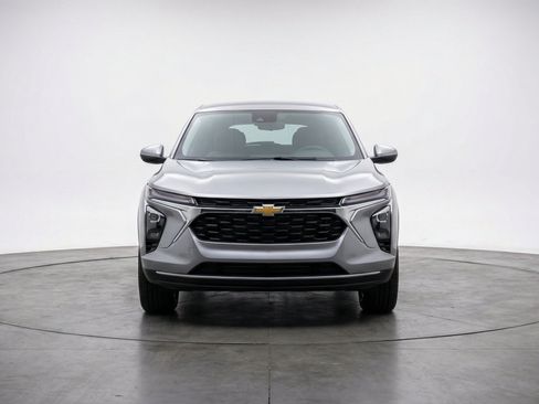Used 2025 Chevrolet TrailBlazer LT FWD image 2