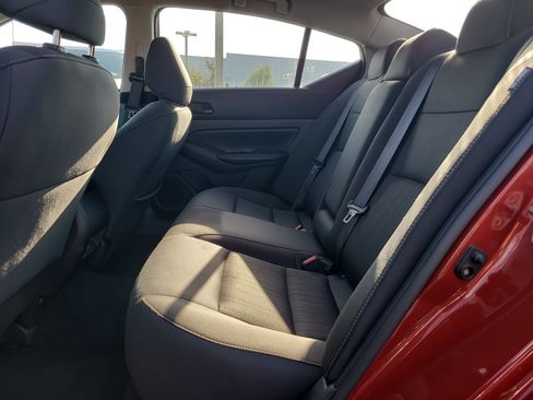 Used 2025 Nissan Altima 2.5 SV FWD image 10