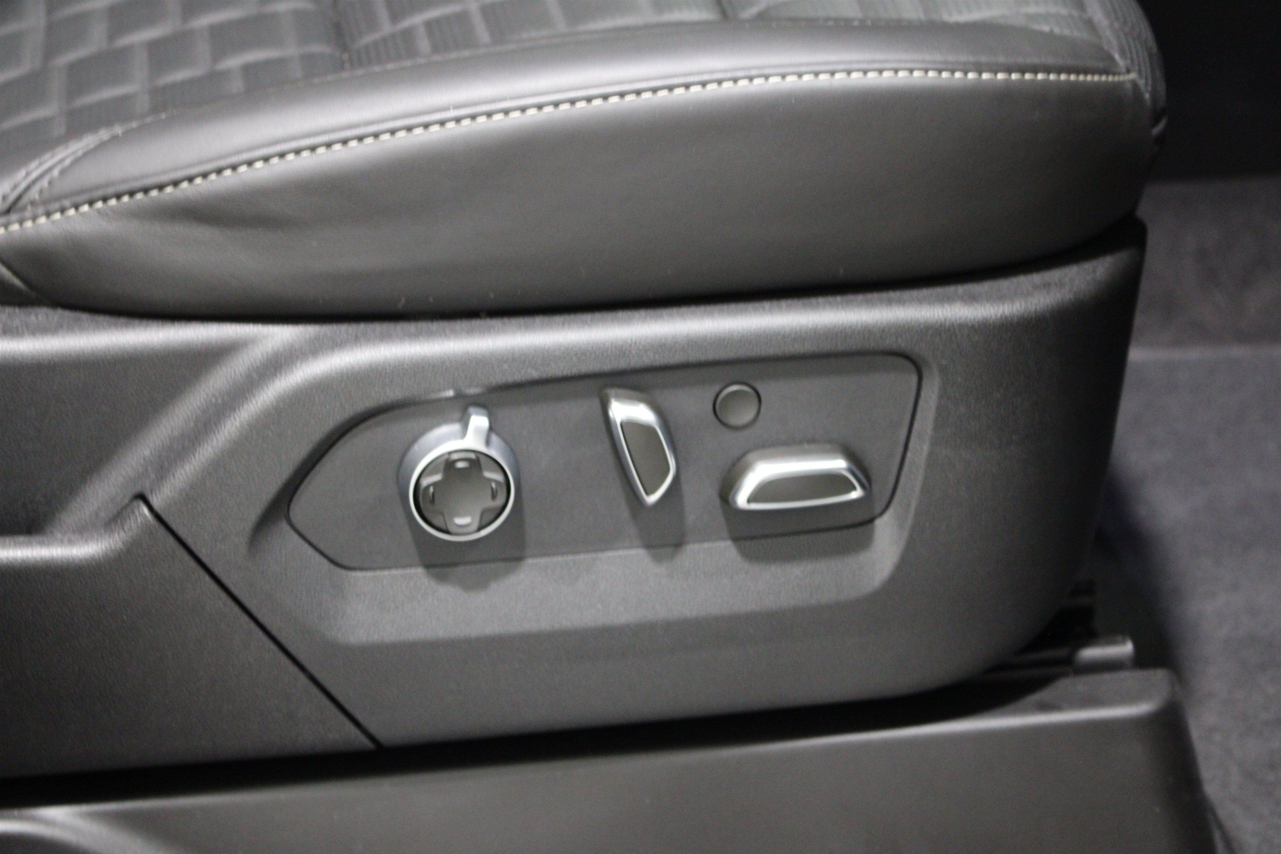 Certified 2025 Cadillac Escalade V AWD/4WD image 28