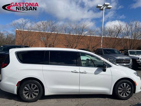 Used 2024 Chrysler Pacifica Limited FWD image 7