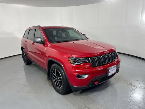 Used 2019 Jeep Grand Cherokee Trailhawk w/ Trailhawk Luxury Group AWD/4WD image 3