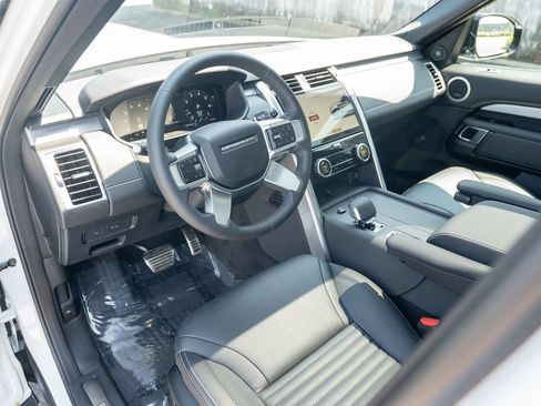 Used 2025 Land Rover Discovery Dynamic SE AWD/4WD image 12