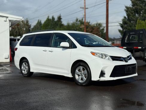 Used 2019 Toyota Sienna LE FWD image 6