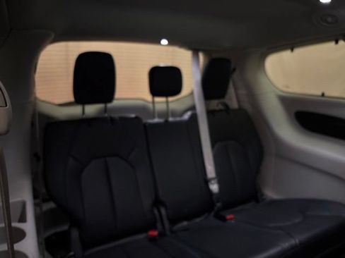 Used 2021 Chrysler Pacifica Touring-L w/ Uconnect Theater Family Group AWD/4WD image 21