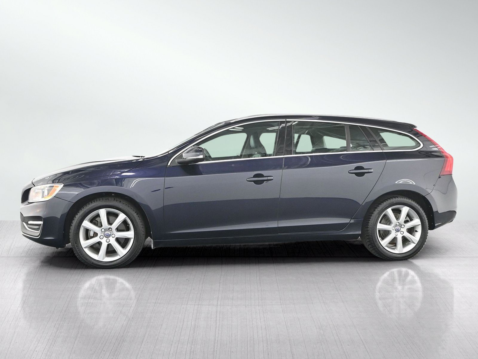 Used 2017 Volvo V60 T5 Premier w/ Convenience Package AWD/4WD image 3