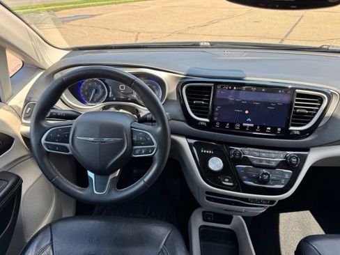 Used 2022 Chrysler Pacifica Touring-L w/ Uconnect Theater Family Group FWD image 19