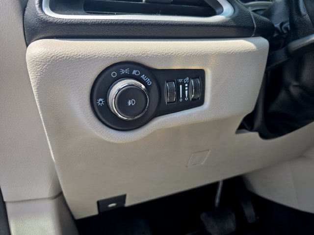 Used 2024 Chrysler Pacifica Touring-L FWD image 20