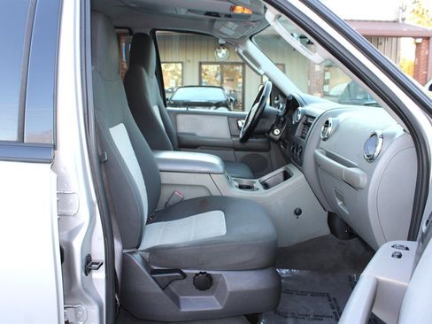Used 2005 Ford Expedition XLT image 17
