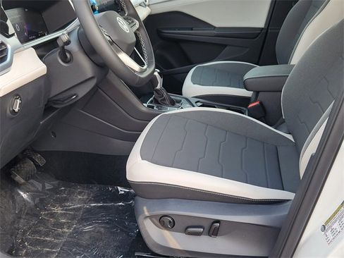 New 2025 Volkswagen Taos SE image 7