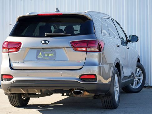 Used 2019 Kia Sorento LX w/ LX Convenience Package image 4