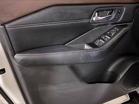 Used 2023 Nissan Rogue SL w/ SL Premium Package image 18